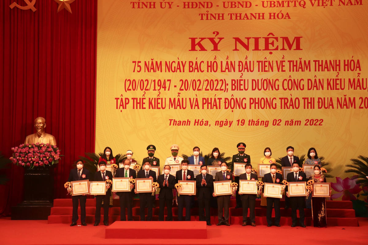 Lãnh đạo tỉnh Thanh Hoá trao Bằng khen của Chủ tịch UBND tỉnh cho các tổ chức, cá nhân đạt danh hiệu kiểu mẫu.