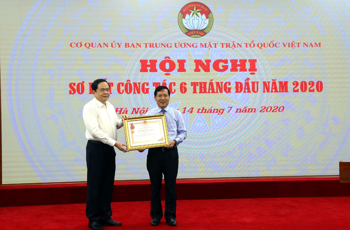 Chủ tịch Trần Thanh Mẫn trao Huân chương Lao động hạng Ba cho Ban Phong trào.