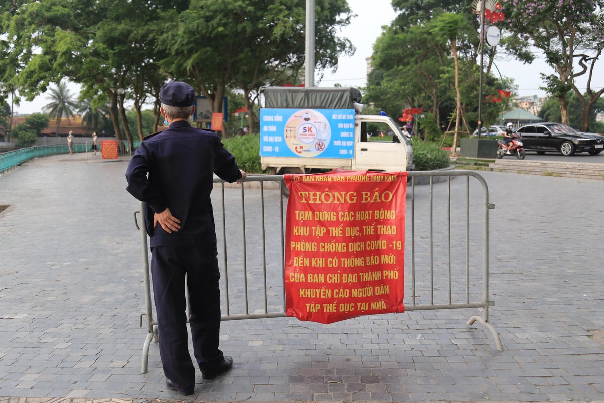 Nhiều băng rôn, khẩu hiệu có nội dung tuyên truyền phòng, chống dịch đã được Công an phường thiết lập ở các khu vực thường xuyên tập trung đông người.
