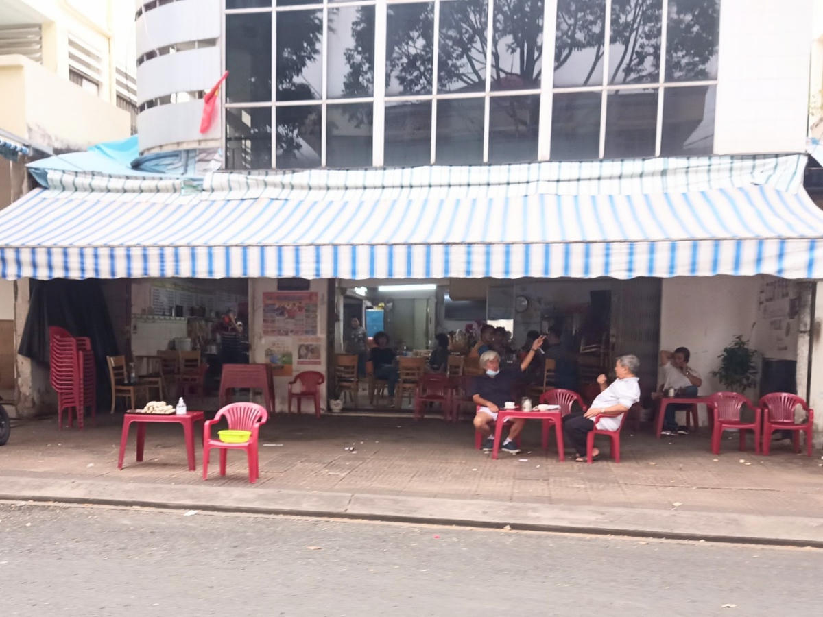 Quán kinh doanh thức uống trên địa bàn phường Tân An, quận Ninh Kiều mở cửa hoạt động phục vụ khách tại chỗ. (Ảnh chụp chiều vào lúc 17 giờ 05 phút ngày 30/9)   