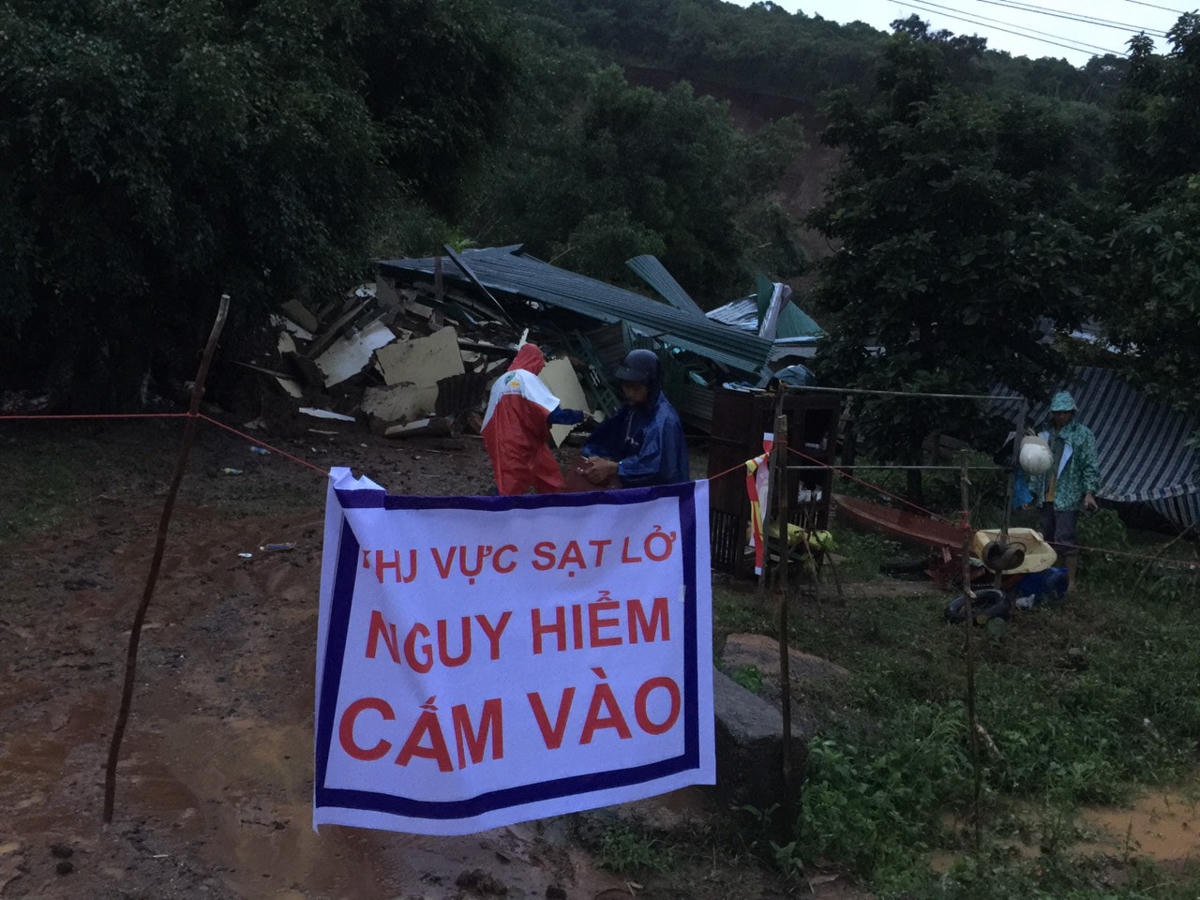 Mưa lớn khiến nhiều căn nhà bị đổ sập hoàn toàn.