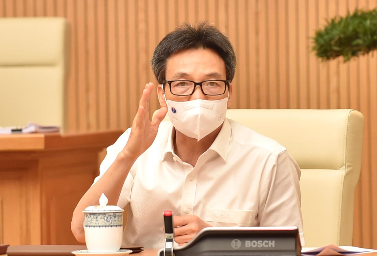 Phó Thủ tướng Vũ Đức Đam yêu cầu các tỉnh phải thực hiện nghiêm việc cập nhật tình hình dịch bệnh lên hệ thống thông tin, phân tích dữ liệu, điều tra dịch tễ phục vụ công tác chỉ đạo, điều hành chống dịch, cũng như truy vết, lấy mẫu xét nghiệm có trọng tâm, trọng điểm. Ảnh: VGP/Nhật Bắc.