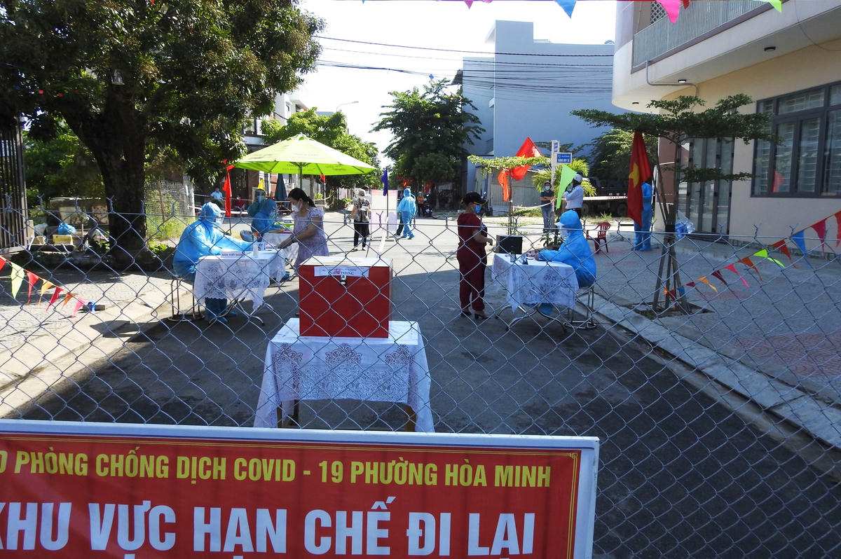 Thùng phiếu được đặt trước nhà dân tại các điểm nóng Covid-19 của Đà Nẵng trong ngày bầu cử 23/5. Ảnh B.Nguyên.