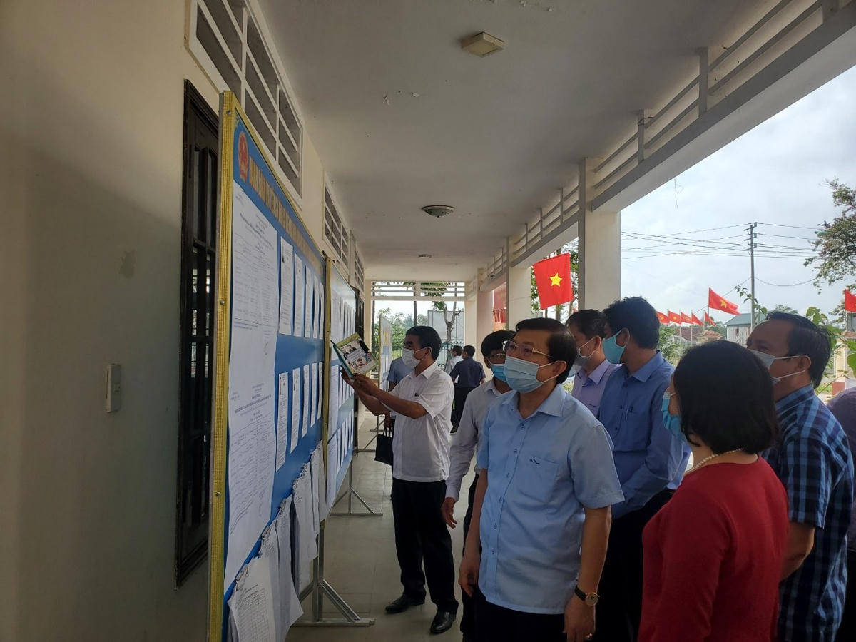 Đoàn kiểm tra một điểm niêm yết danh sách cử tri tại thị xã Hương Thủy.