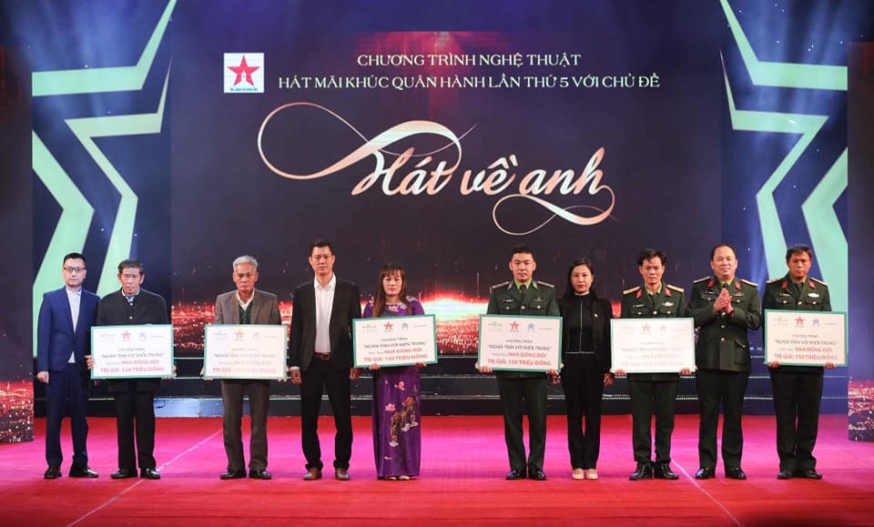 Trao tặng những phần quà cho các cán bộ, chiến sĩ, gia đình chính sách.