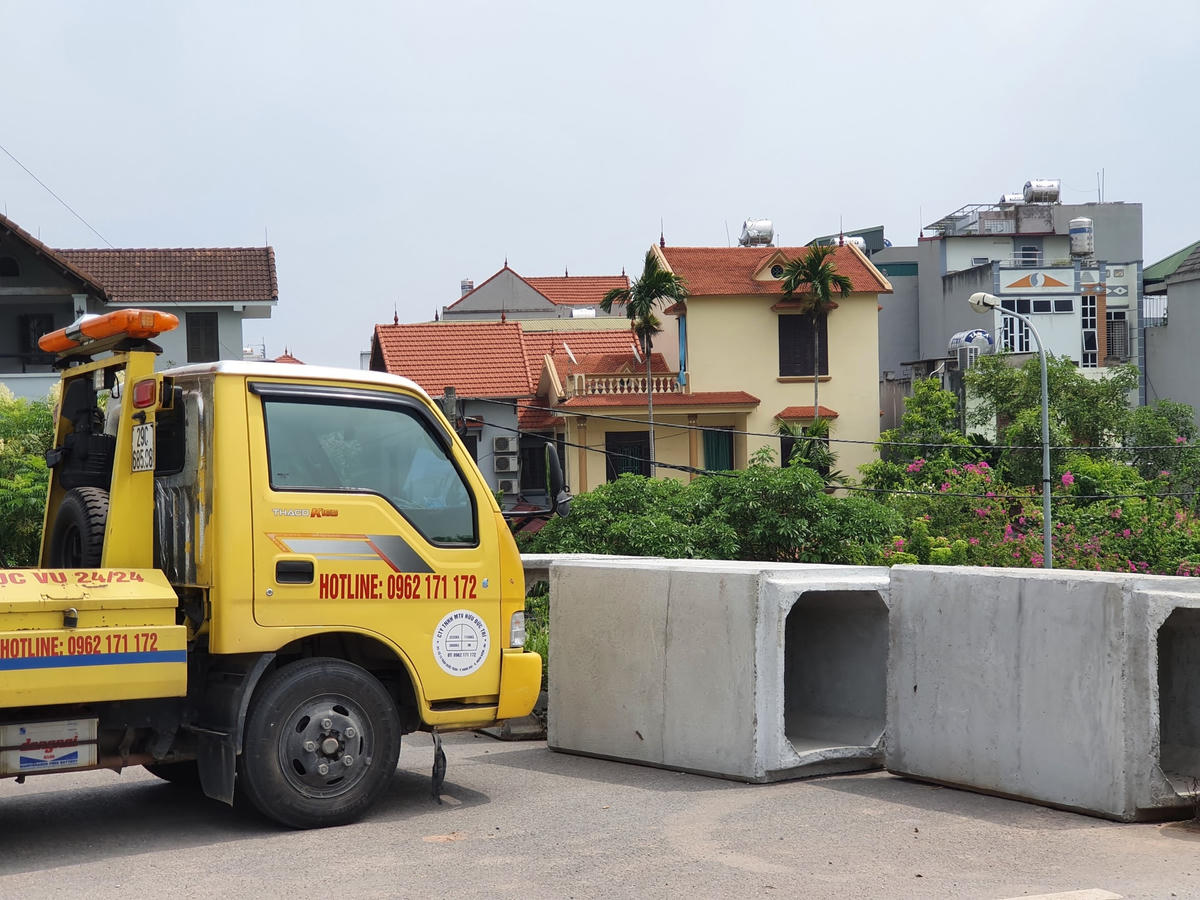 Dọc tuyến đường đê Cổ Linh, hàng loạt các chốt chặn bằng ống cống bê tông như thế này mọc lên.
