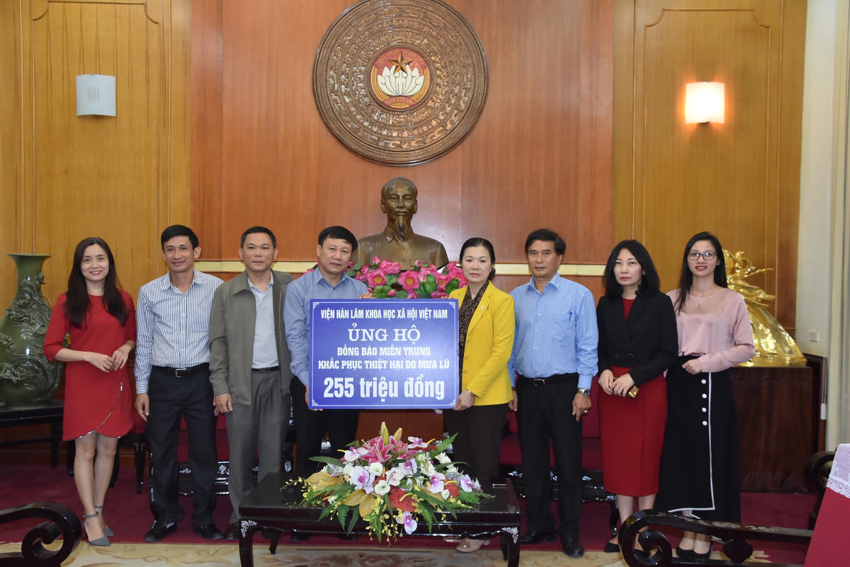 Phó Chủ tịch Trương Thị Ngọc Ánh tiếp nhận ủng hộ từ Viện Hàn lâm khoa học Việt Nam.