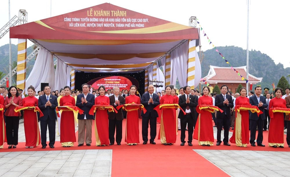 Thủ tướng Chính phủ Nguyễn Xuân Phúc và các đại biểu cắt băng khánh thành Tuyến đường vào và Khu bảo tồn bãi cọc Cao Qùy