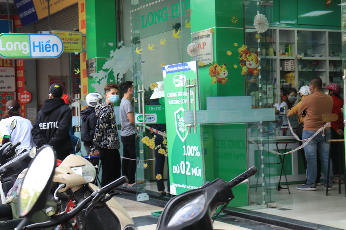 Tại nhà thuốc Long Hiền (đường Trần Phú, TP Thanh Hoá), người dân phải xếp hàng, chờ đến lượt mới có thể vào trong mua thuốc. 