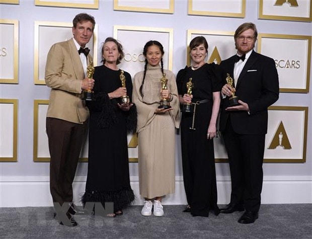 Đạo diễn, nhà làm phim và nữ diễn viên chính phim ''Nomadland'' tại lễ trao giải Oscar 2021 ở Los Angeles, Mỹ, ngày 25/4/2021. (Ảnh: AFP/TTXVN).