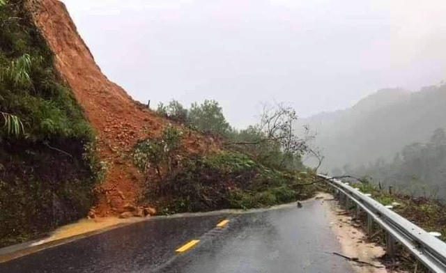 Tuyến đường duy nhất nối liền TP Huế với huyện A Lưới đang tạm thời không lưu thông được vì sạt lở.