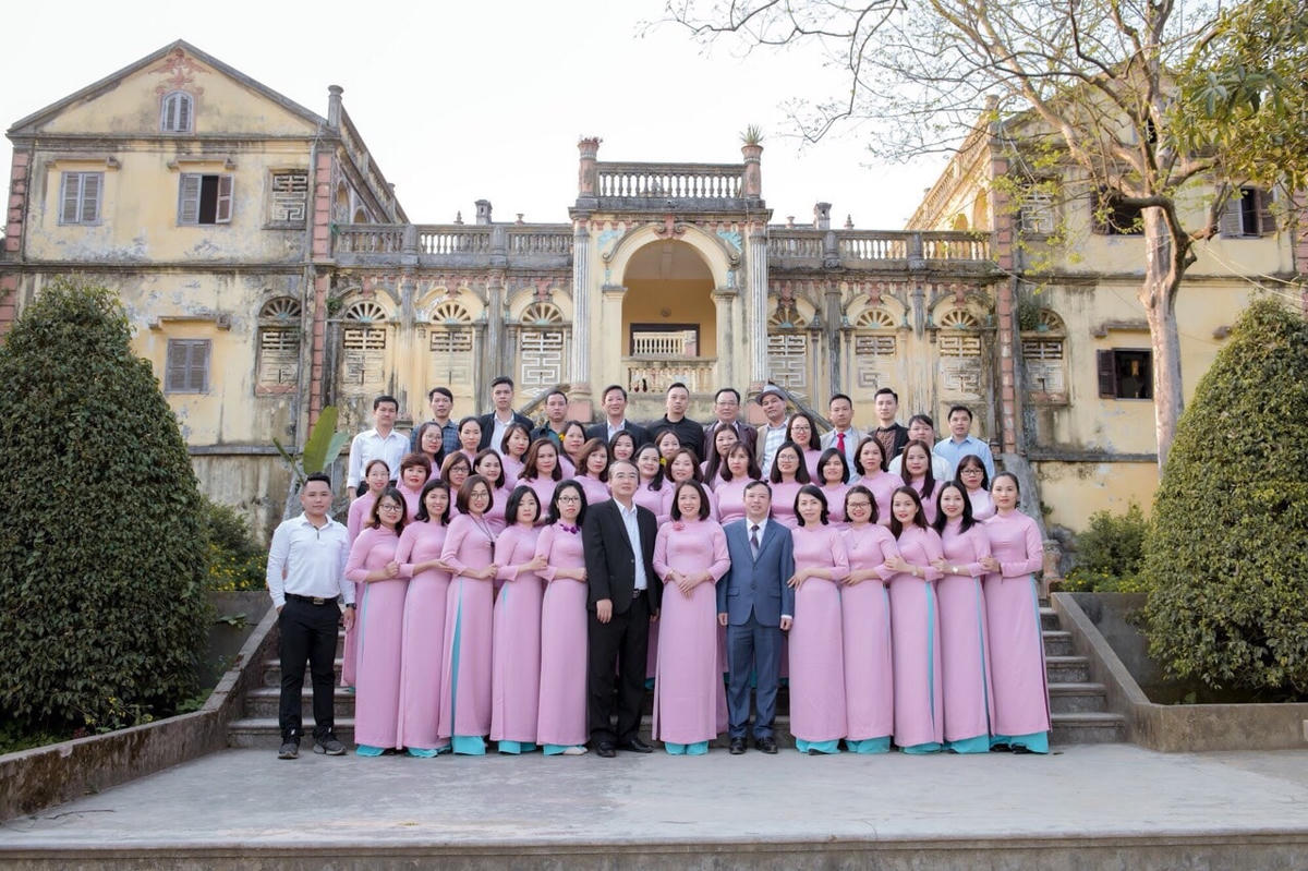 Nữ công chức khối văn phòng Sở LĐTBXH Lào Cai diện áo dài nhân dịp 8/3  tại Nhà Vua Mèo Hoàng A Tưởng.