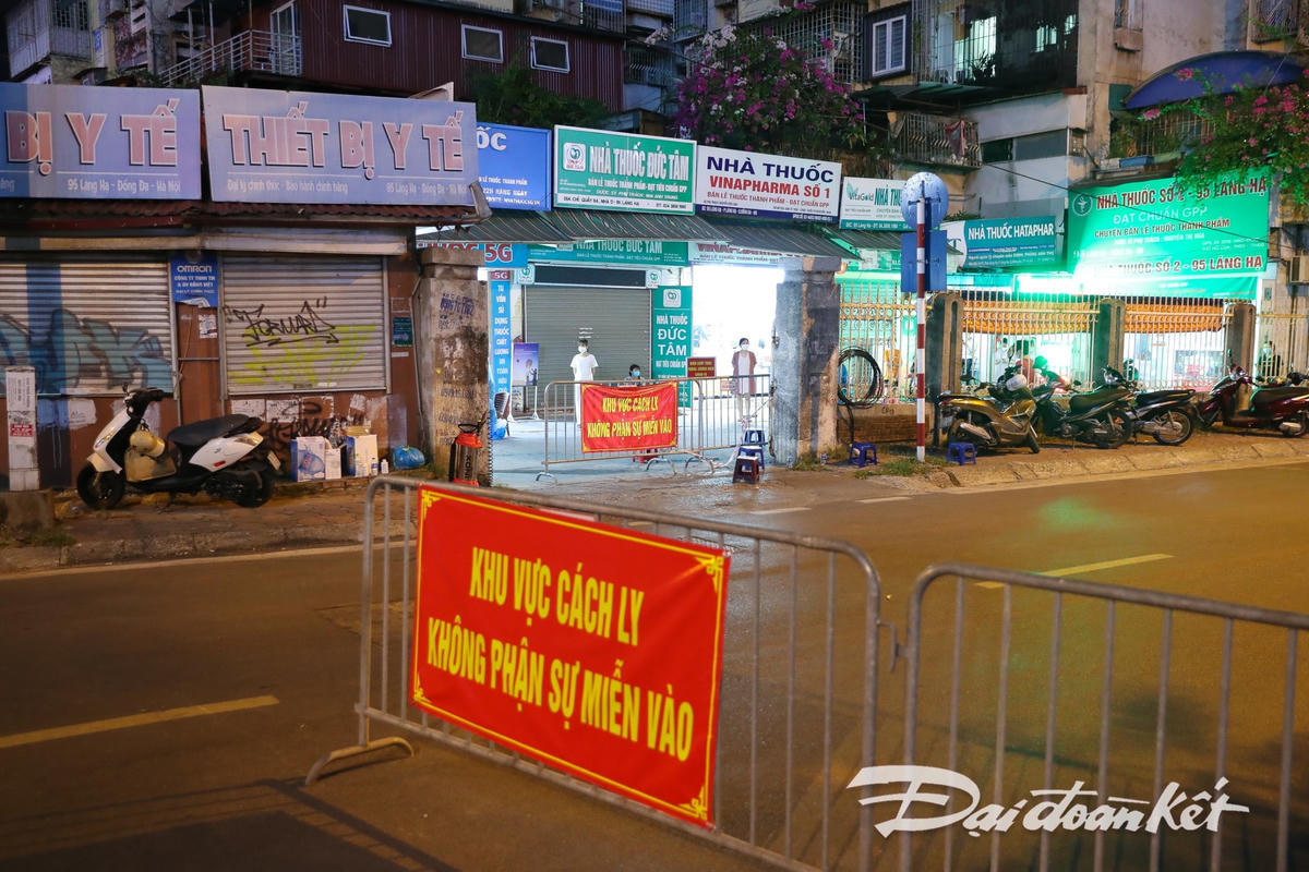 Lực lượng chức năng đã thiết lập khu vực cách ly tại đây. Ảnh: Quang Vinh. 