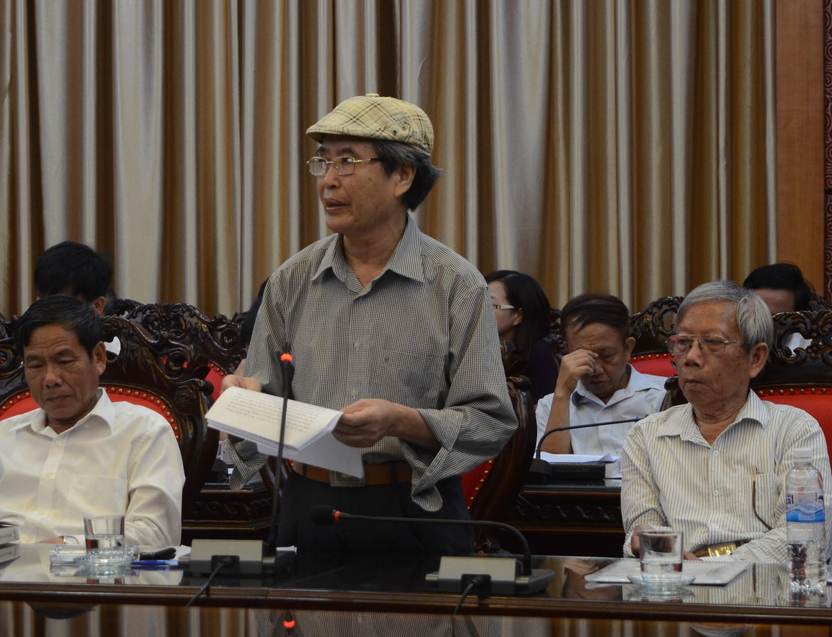 Nhà văn Minh Chuyên tại một cuộc hội thảo.