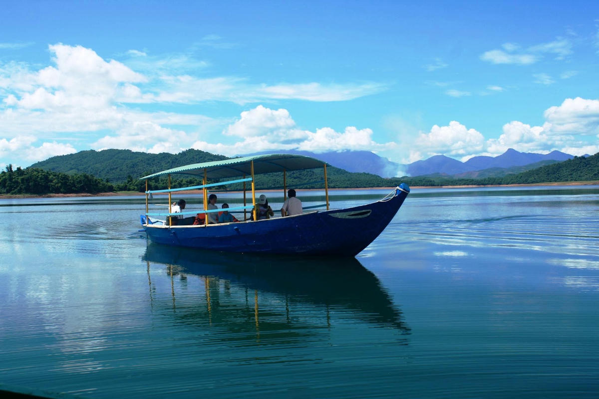 Chiều ngày 7/11 hồ Phú Ninh bắt đầu xả lũ điều tiết.