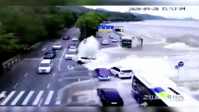 Sóng lớn cuốn phăng xe hơi đang đi trên đường ở Trung Quốc.