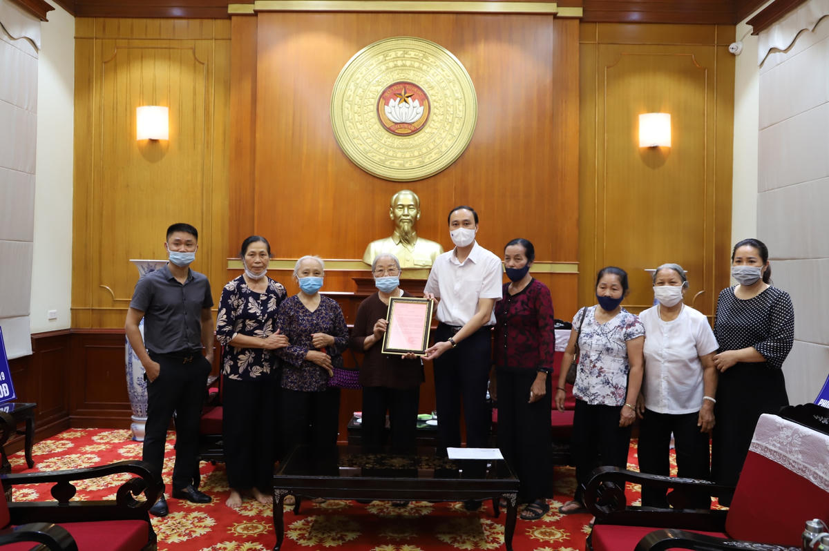 Phó Chủ tịch Phùng Khánh Tài trao thư cảm ơn của UBTƯ MTTQ Việt Nam đến các vãi trên tam bảo chùa Vĩnh Phúc Tự (Hữu Bằng, Thạch Thất).