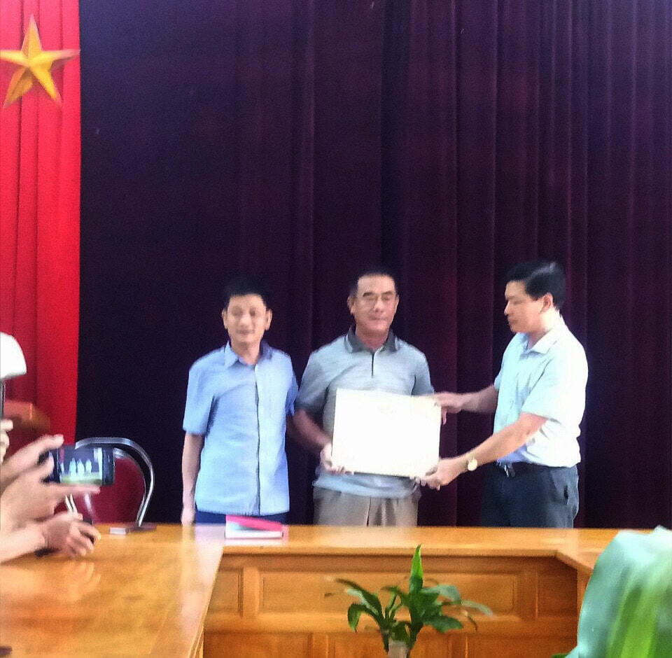 Lãnh đạo xã kịp thời tổ chức khen thưởng hành động dũng cảm của ông Dũng.