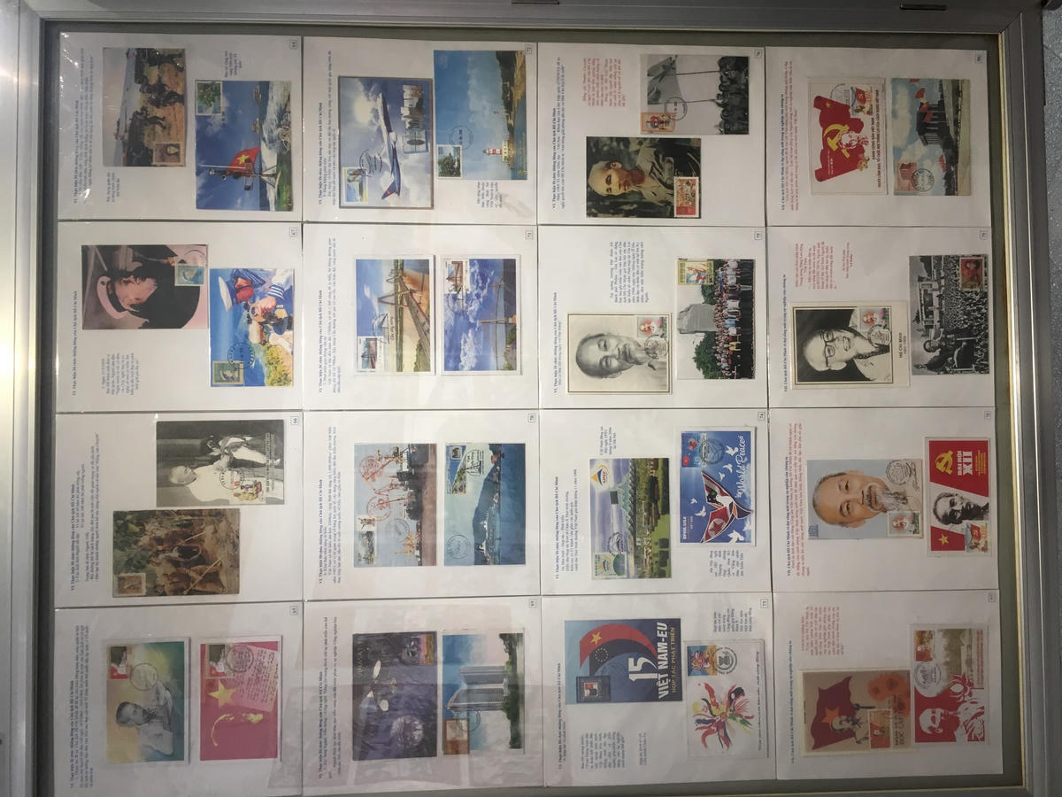 Một bảng trưng bày tem.