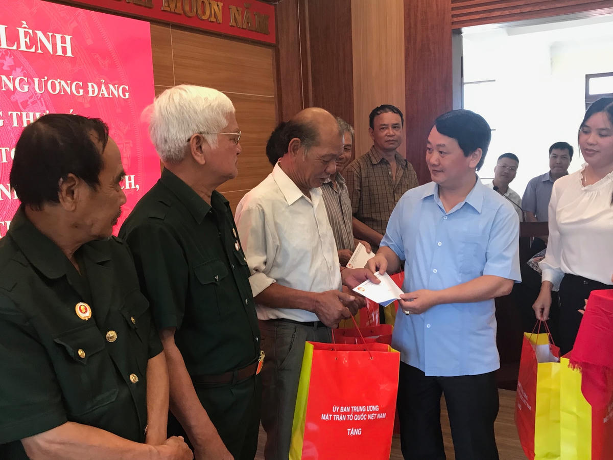 Phó Chủ tịch - Tổng Thư ký Hầu A Lềnh thăm hỏi và tặng quà đại diện gia đình chính sách, người có công tại Sa Pa.
