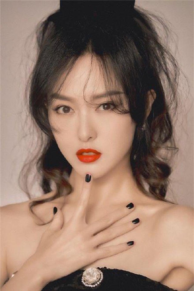Vắng bóng khỏi làng giải trí 1 năm nhưng Đường Yên đã nhanh chóng chiếm được tình cảm của khán giả khi quay lại làng giải trí.  