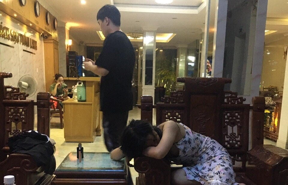 Nữ “khách chơi” vẫn ‘phê” sau khi được đưa xuống sảnh khách sạn