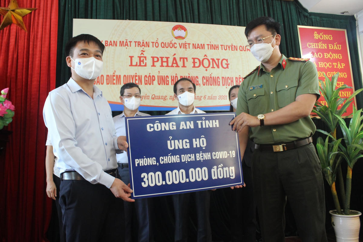 Công an tỉnh Tuyên Quang trao ủng hộ công tác phòng, chống Covid-19.