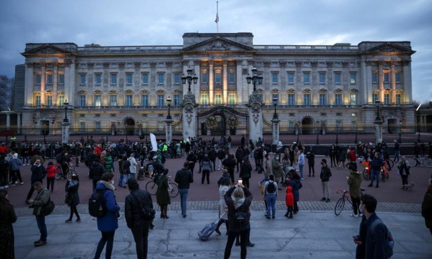 Mọi người tập trung bên ngoài Cung điện Buckingham để tưởng nhớ Hoàng thân Philip.