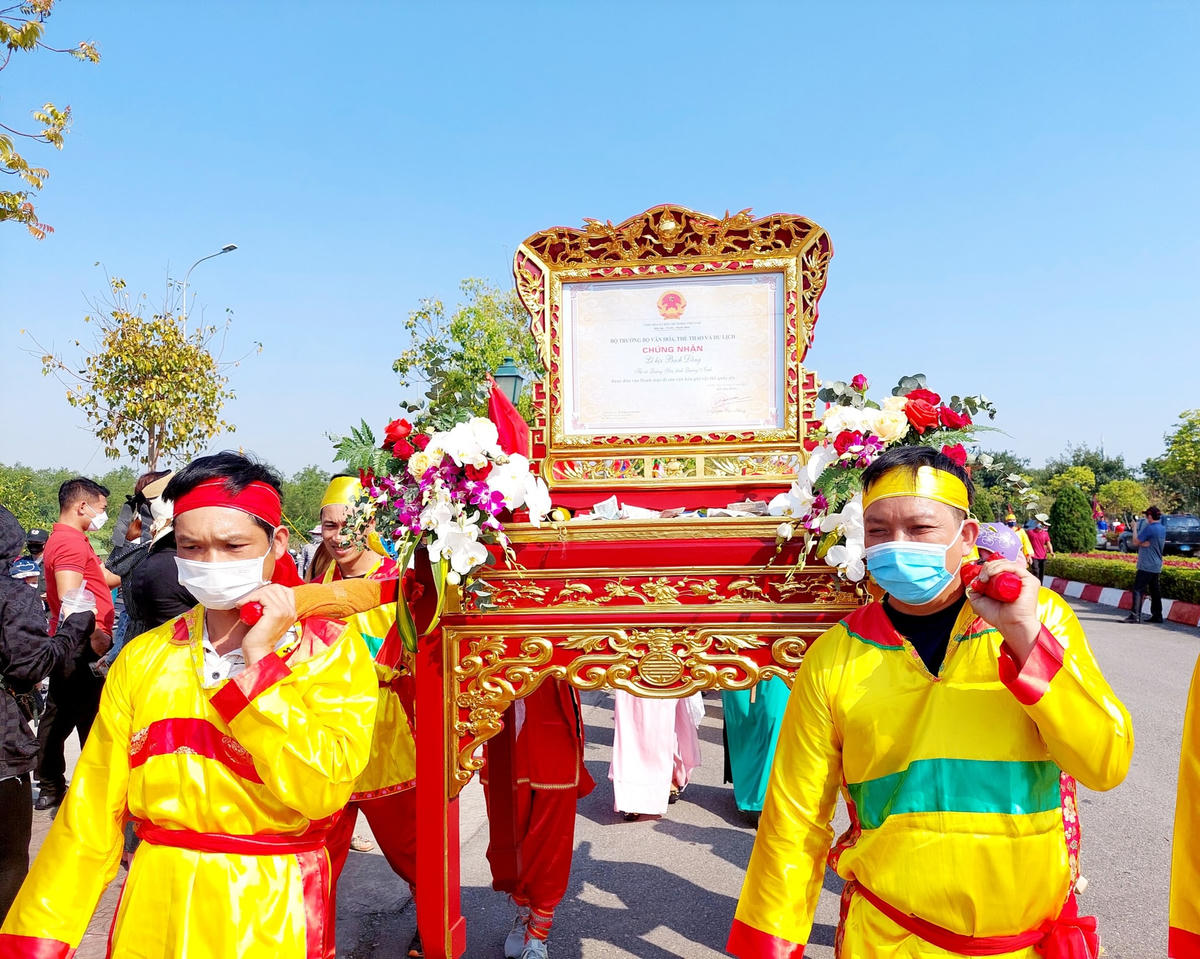 Hàng chục đoàn rước với những mâm lễ cúng được sắm sửa tham gia đoàn rước truyền thống từ đền Trần Hưng Đạo ra đình Yên Giang, kéo dài khoảng 4 km.