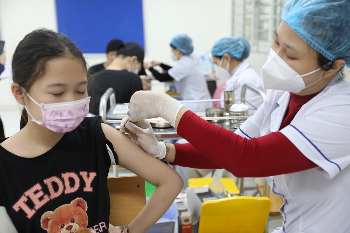 Vaccine Moderna phân bổ đợt này được sử dụng để ưu tiên tiêm cho trẻ 11 tuổi (lớp 6) với liều lượng 0,25ml mỗi trẻ. Trường hợp trẻ đủ 12 tuổi sẽ tiêm liều 0,5ml theo hướng dẫn của Bộ Y tế. Ảnh: Minh Quyết