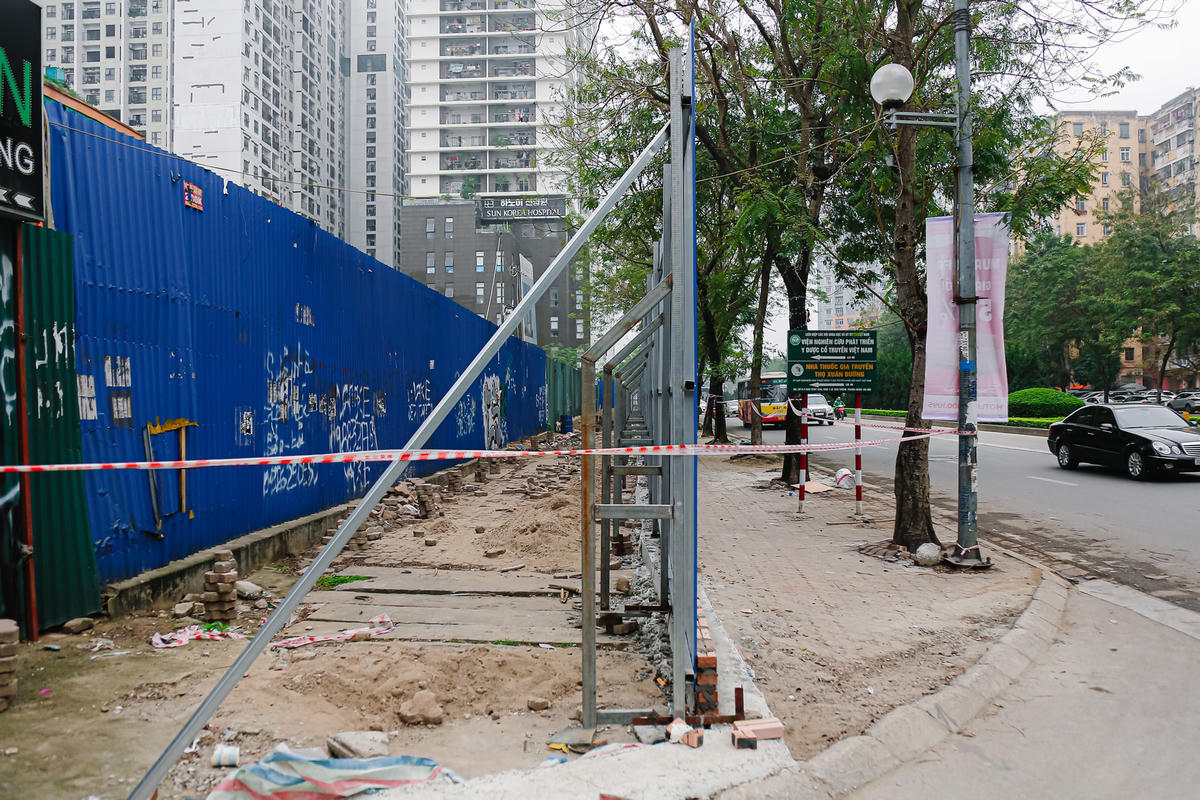 Theo ghi nhận của Đại Đoàn Kết Online, tại số 33 vỉa hè đường Lê Văn Lương thuộc địa bàn phường Nhân Chính mọc lên một hàng rào tôn, đổ bê tông cốt thép cao khoảng 3 m. Vì vậy, hàng rào này đã khiến nhiều người dân không còn lối đi bộ gây mất ATGT.