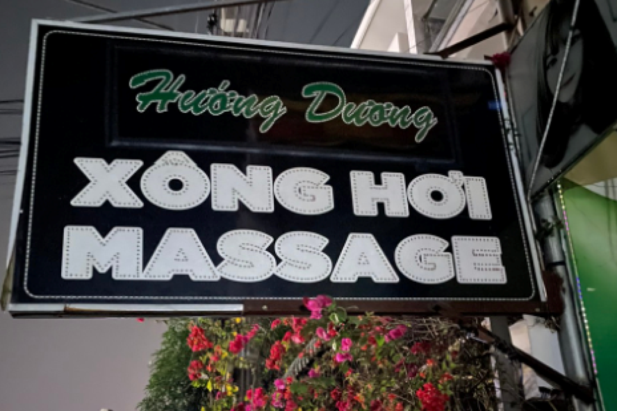 Dù có lệnh tạm thời đóng cửa để phòng dịch, Massage Hướng Dương vẫn lén lút hoạt động. Ảnh: Công an Đồng Nai.
