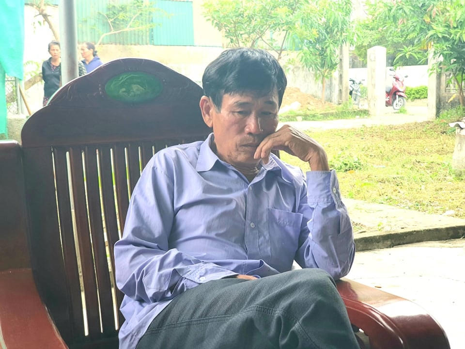 Ông Lê Văn Thiện, bố vợ H. ngồi thẩn thờ sau khi hay tin con rể đã tử nạn.