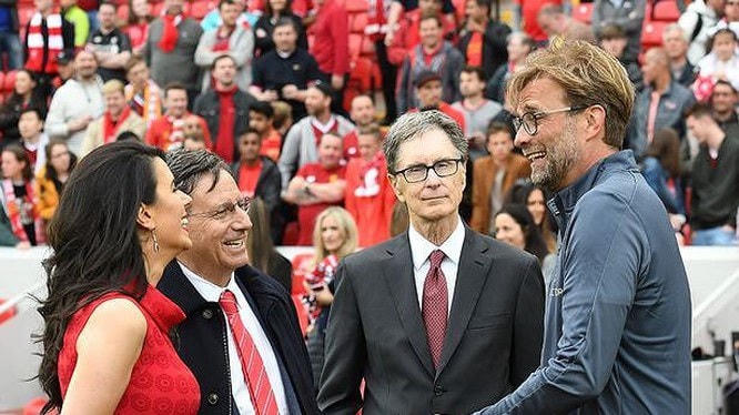 Ông chủ của Liverpool, John W Henry (thứ hai từ phải sang) luôn ủng hộ Klopp.