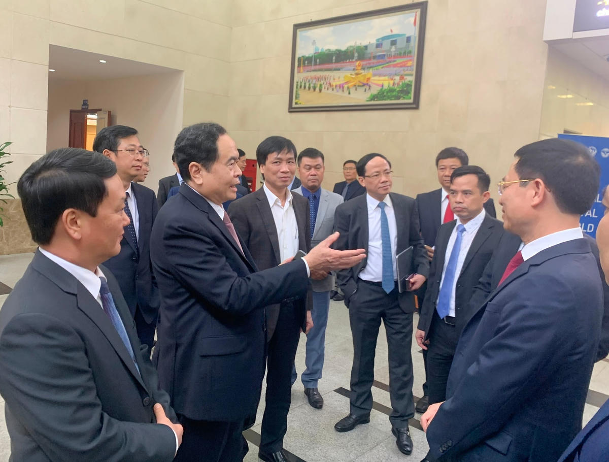 Chủ tịch Trần Thanh Mẫn trao đổi cùng Bộ trưởng Bộ TT& TT Nguyễn Mạnh Hùng. Ảnh: Quang Vinh.