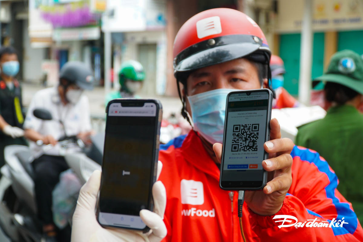 Tất cả người dân khi qua chốt đều phải thực hiện khai báo, kể cả shipper khi đã có đơn hàng.