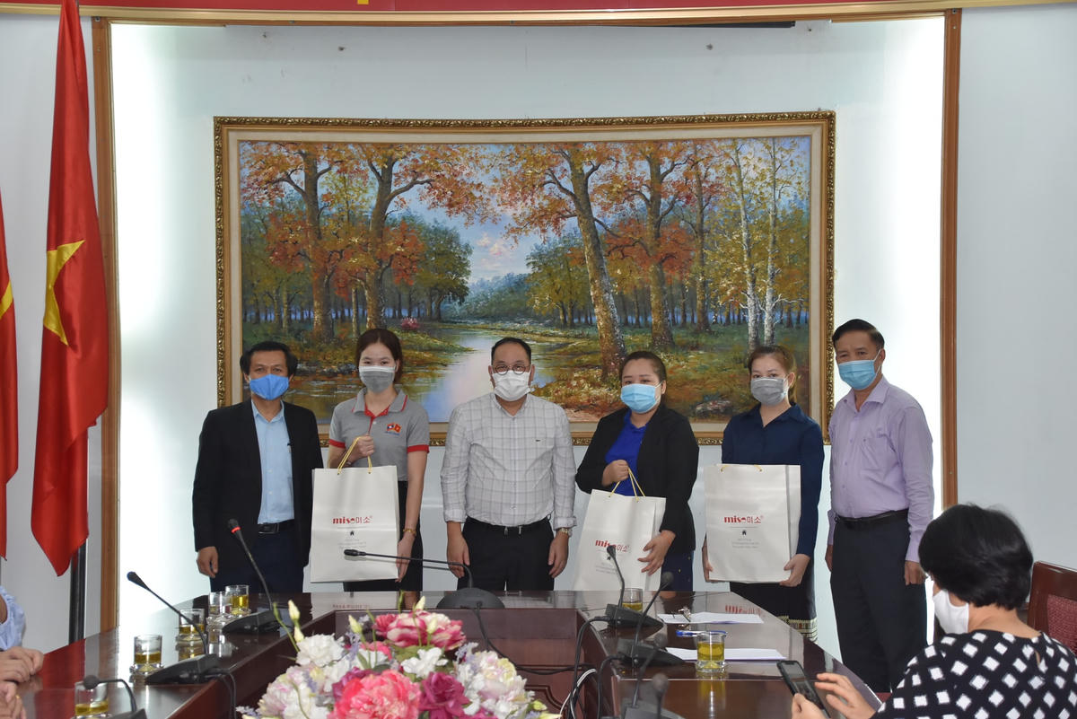 Trao hỗ trợ cho các lưu học sinh tại Trường Đại học Nội vụ.