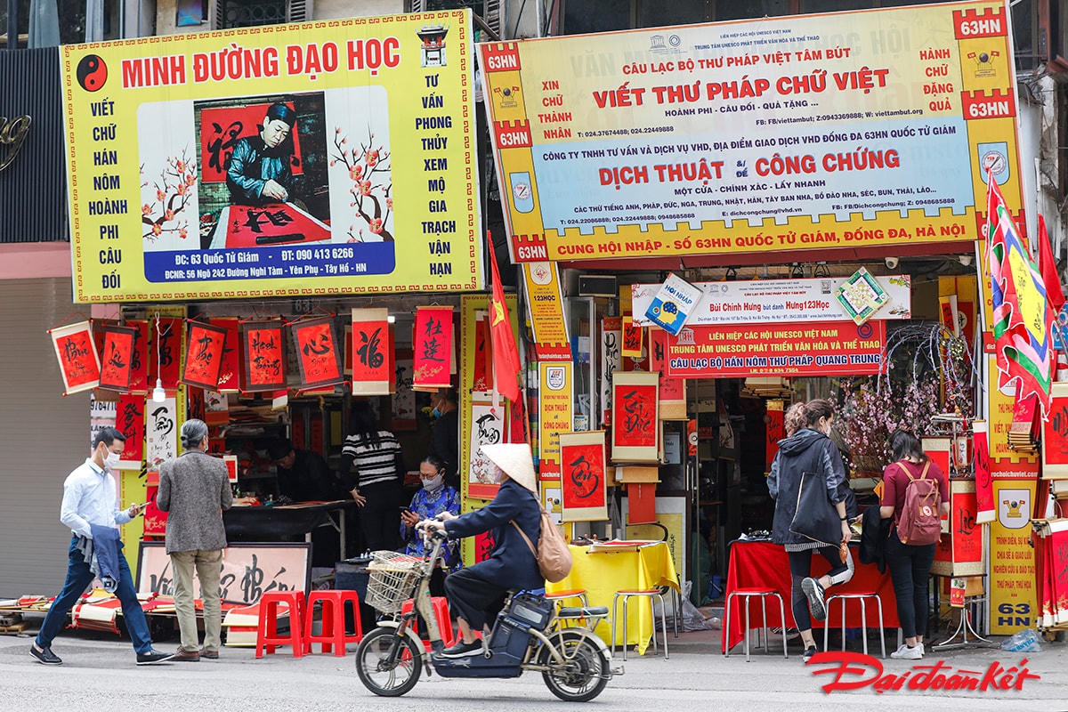 Phía ngoài của khu di tích cũng có vài ông đồ thuê cửa hàng để phục vụ người dân đến xin chữ.