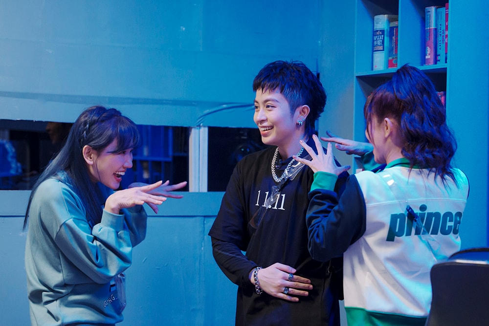 Gil Lê đã nhanh chóng chứng tỏ sự “lầy lội” khi liên tục bấm chuông cửa để ekip khó chịu.