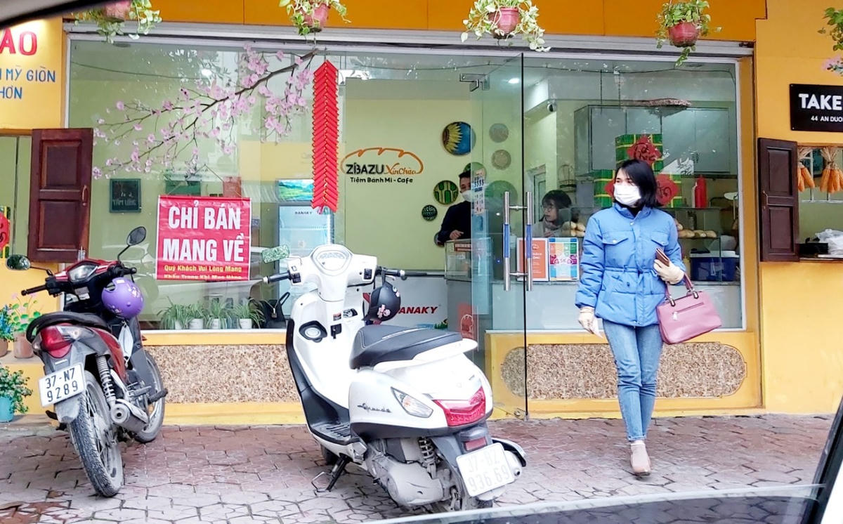 Sau khi có quy định dừng một số hoạt động dịch vụ, quan ăn, nhà hàng chỉ bán mang về, nhiều cửa hàng ăn uống của người dân tại phường Trường Thi (vùng đỏ) treo biển "chỉ bán mang về".