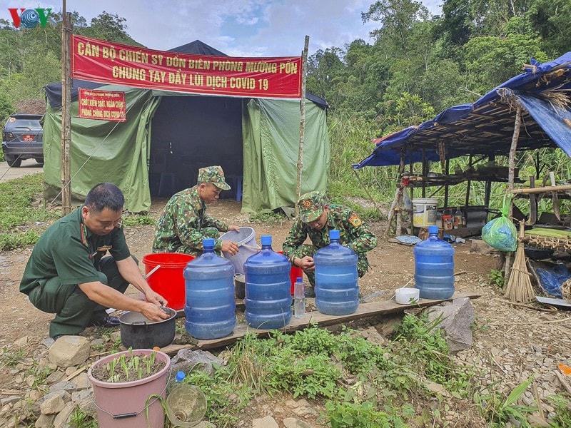 Thời điểm này đang bước vào giai đoạn cao điểm của mùa mưa lũ ở Tây Bắc; các chốt đóng ở vị trí xa trung tâm, giao thông, thông tin liên lạc, nhu yếu phẩm khó khăn, thiếu thốn, song các cán bộ, chiến sỹ vẫn duy trì nghiêm công tác thường trực chiến đấu và hoạt động.