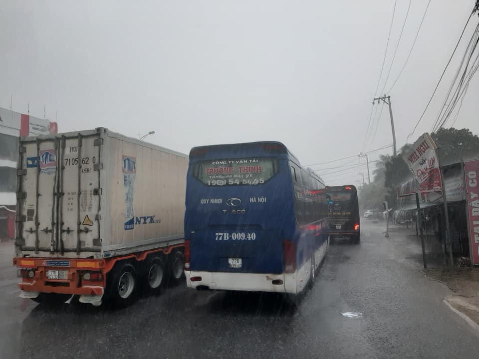 Quốc lộ 1A bị ngập nhiều điểm, giao thông ách tắc tại ngã tư Thị xã Ba Đồn.