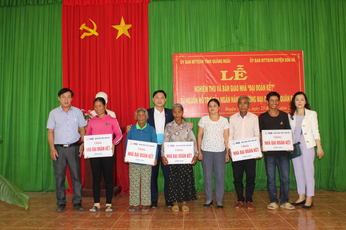 Đại diện nhà tài trợ, Ủy ban MTTQ Việt Nam tỉnh và chính quyền địa phương trao biển tượng trưng cho các hộ gia đình.