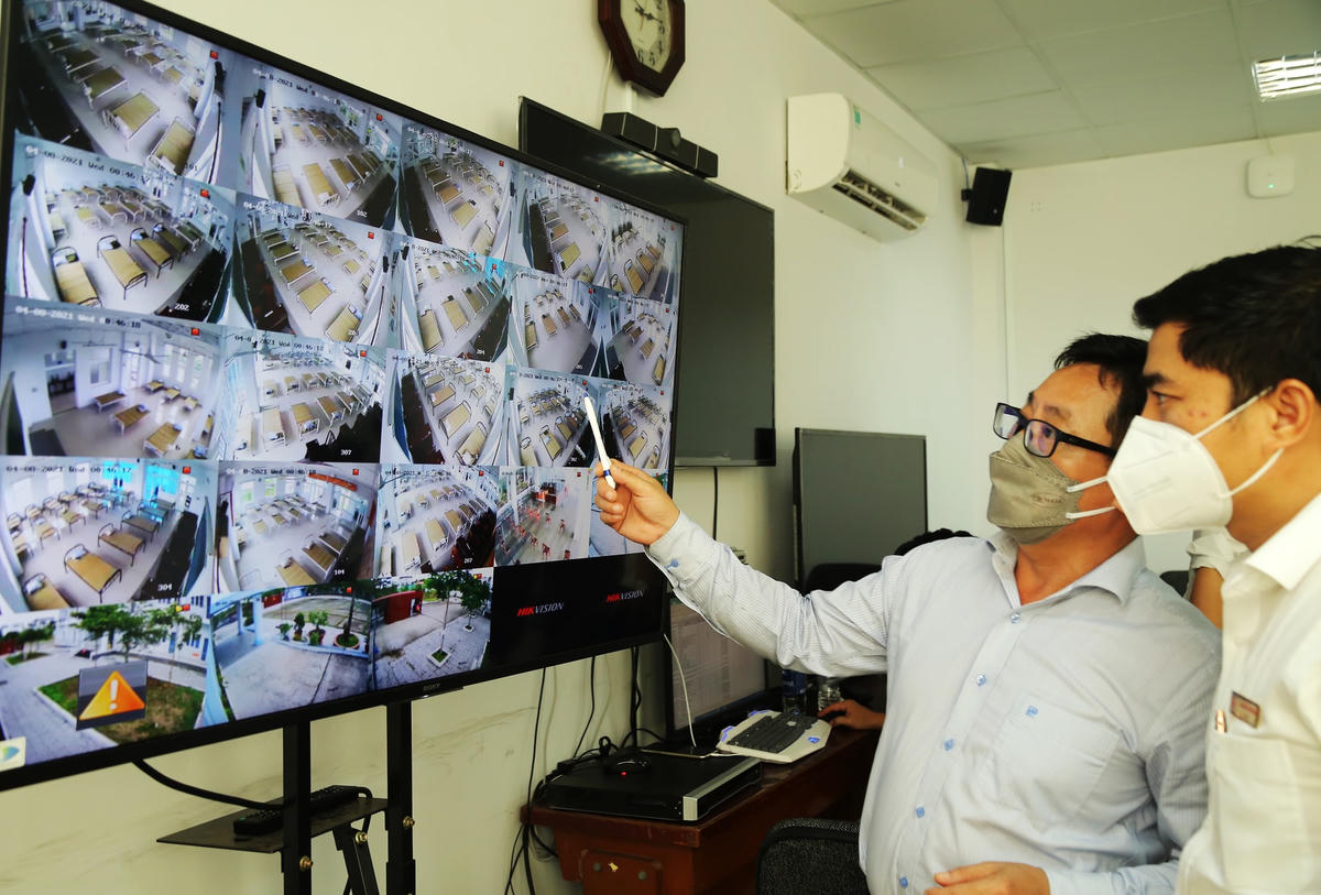 Tiến sĩ Nguyễn Thành Tấn, Phó Giám đốc Bệnh viện Trường Đại học Y Dược TP Cần Thơ, Phó Giám đốc Bệnh viện Dã Chiến số 1 đang hướng dẫn cán bộ tại Trung tâm của Bệnh viện theo dõi các phòng bệnh.  