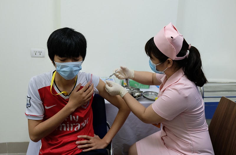 Tiêm vaccine COVIVAC cho người tình nguyện tại Trường Đại học Y Hà Nội.