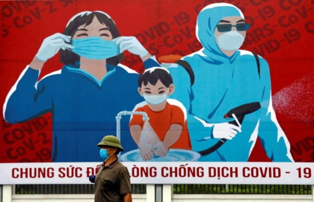 Hình ảnh tuyên truyền chống Covid-19 ở Hà Nội hồi tháng 4 (Ảnh: Reuters).