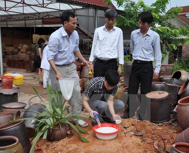 Cán bộ y tế hướng dẫn người dân các cáchphòng chống dịch bệnh.