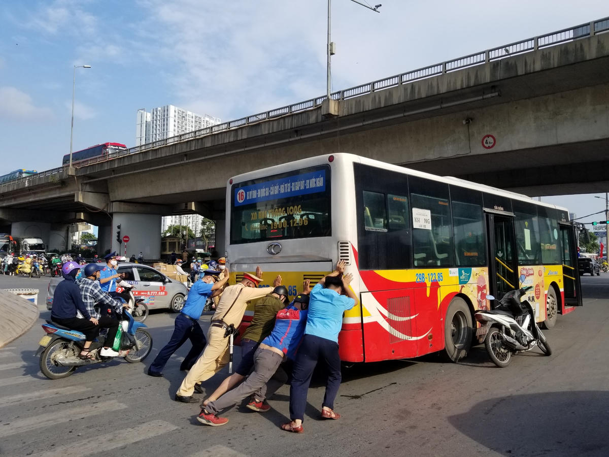Một chiếc xe buýt gặp sự cố giữa đường làm giao thông trở nên tắc nghẽn.