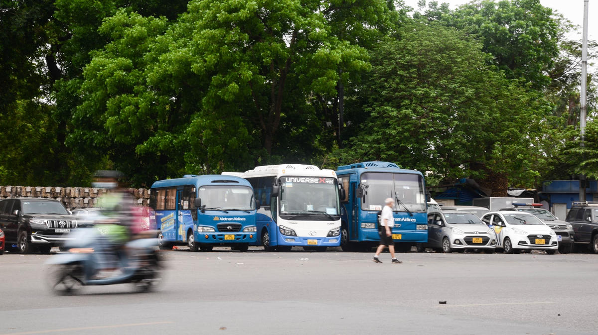 Hồ Thiền Quang tiếp giáp với nhiều tuyến đường lớn như: Quang Trung, Nguyễn Du, Trần Bình Trọng và các vùng phụ cận. Bên cạnh đó, những khu vực này có rất nhiều loại xe công cộng hoạt động, phù hợp với nhu cầu tham quan của du khách.