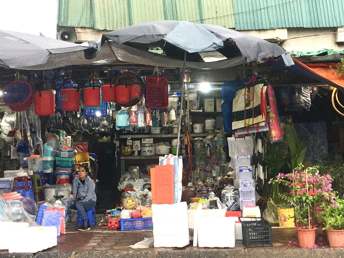 Ghi nhận tương tự tại chợ Ngã tư Sở (quận Thanh Xuân), người bán hàng thản nhiên không đeo khẩu trang theo đúng quy định.